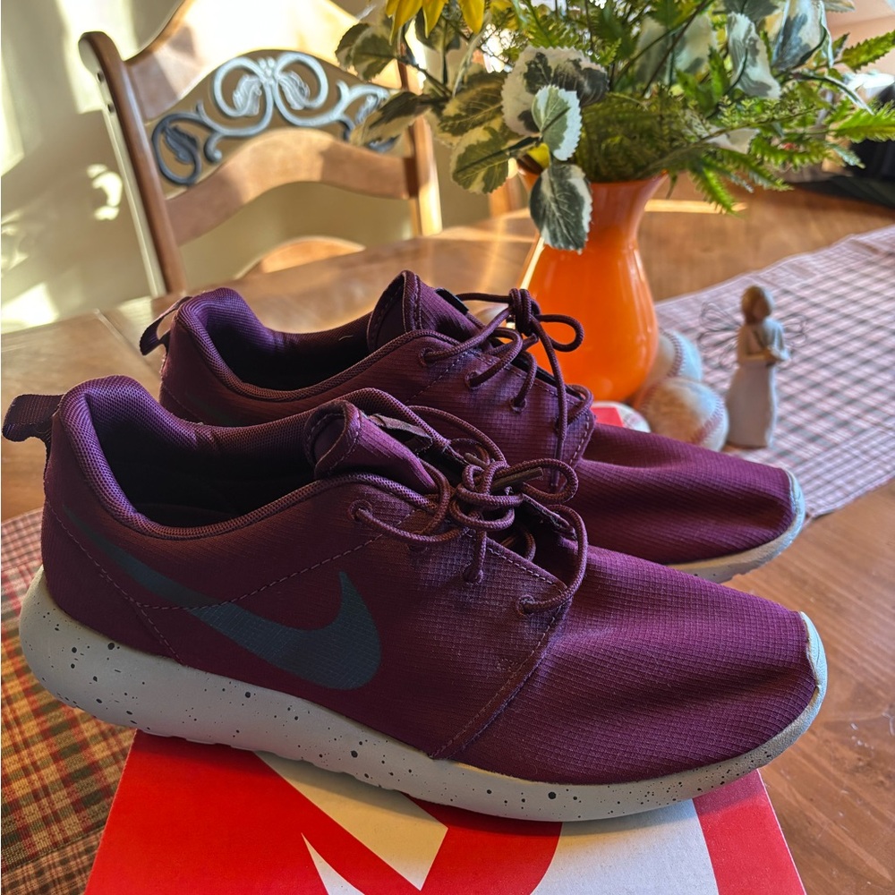 NEW Nike Burgundy Roshe One